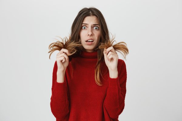Descubra como eliminar pontas duplas de forma técnica e eficaz. Recupere a saúde capilar e conquiste cabelos deslumbrantes. Saiba mais!