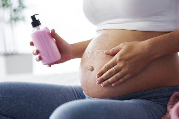 Estrias: A gestação é um período de alegria e antecipação, mas também traz mudanças significativas ao corpo, especialmente à pele da barriga.