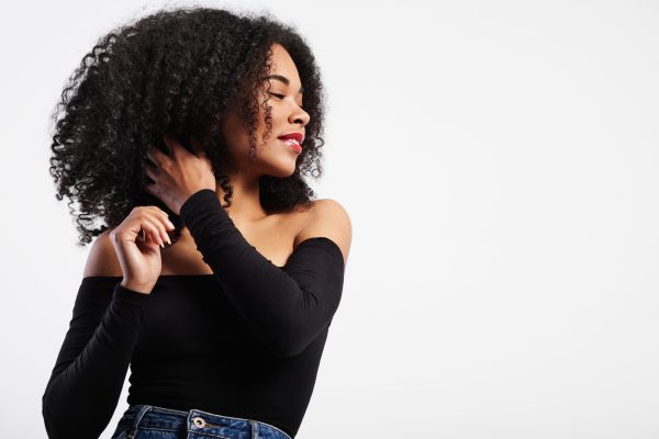 Descubra quem pode se beneficiar da intensidade e elegância da coloração de cabelo preto, ressaltando a beleza de tons de pele específicos e estilos de vida. Saiba quem deve considerar cuidadosamente antes de adotar essa tonalidade impactante para evitar contrastes indesejados. Encontre sua combinação perfeita com dicas personalizadas neste guia completo.