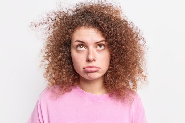 Entenda as razões por trás do cabelo poroso e inicie sua jornada para fios mais saudáveis e resistentes.