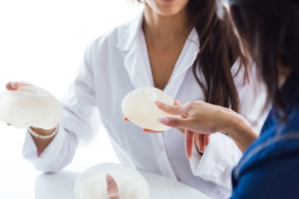 Descubra a prótese de recuperação rápida, um avanço em cirurgias de implante mamário que promove segurança e permite um retorno mais ágil às atividades diárias. Saiba mais sobre o procedimento e seus benefícios.