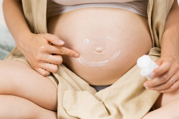 Descubra tudo sobre protetor solar seguro para gestantes. Aprenda a escolher os melhores produtos para proteger sua pele e a do seu bebê com eficácia.