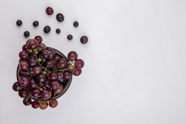 Explore como o resveratrol pode transformar a saúde do seu cabelo, promovendo crescimento, força e brilho. Saiba mais sobre este poderoso antioxidante e seu impacto na saúde capilar.