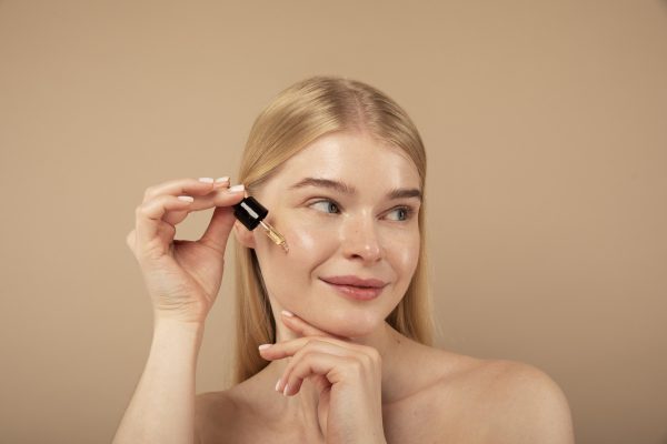 Desvende o mito: retinol causa espinhas? Explore nosso guia detalhado para entender os efeitos do retinol na pele e como usá-lo corretamente.