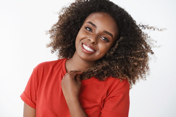 Explore métodos naturais e seguros para remover o amarelado dos dentes, promovendo um sorriso mais brilhante e saudável sem o uso de químicos.