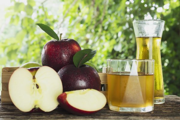 Aprenda como usar o vinagre de maçã para melhorar a saúde e a aparência da sua pele. Descubra dicas e receitas para incorporar esse ingrediente natural em sua rotina de cuidados.