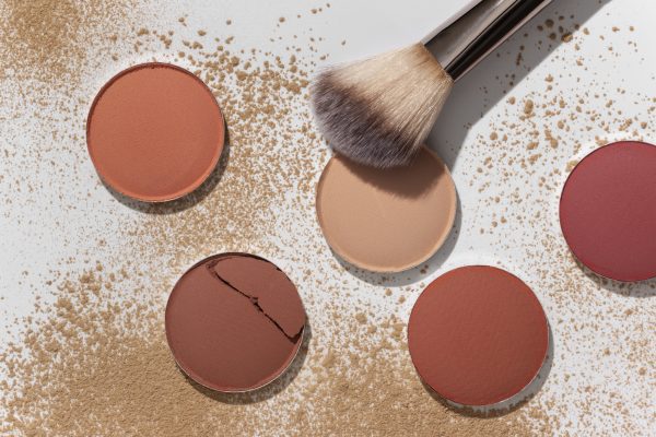 Imagem mostrando diferentes tons de base, destacando a importância de escolher a cor certa para uma maquiagem natural.