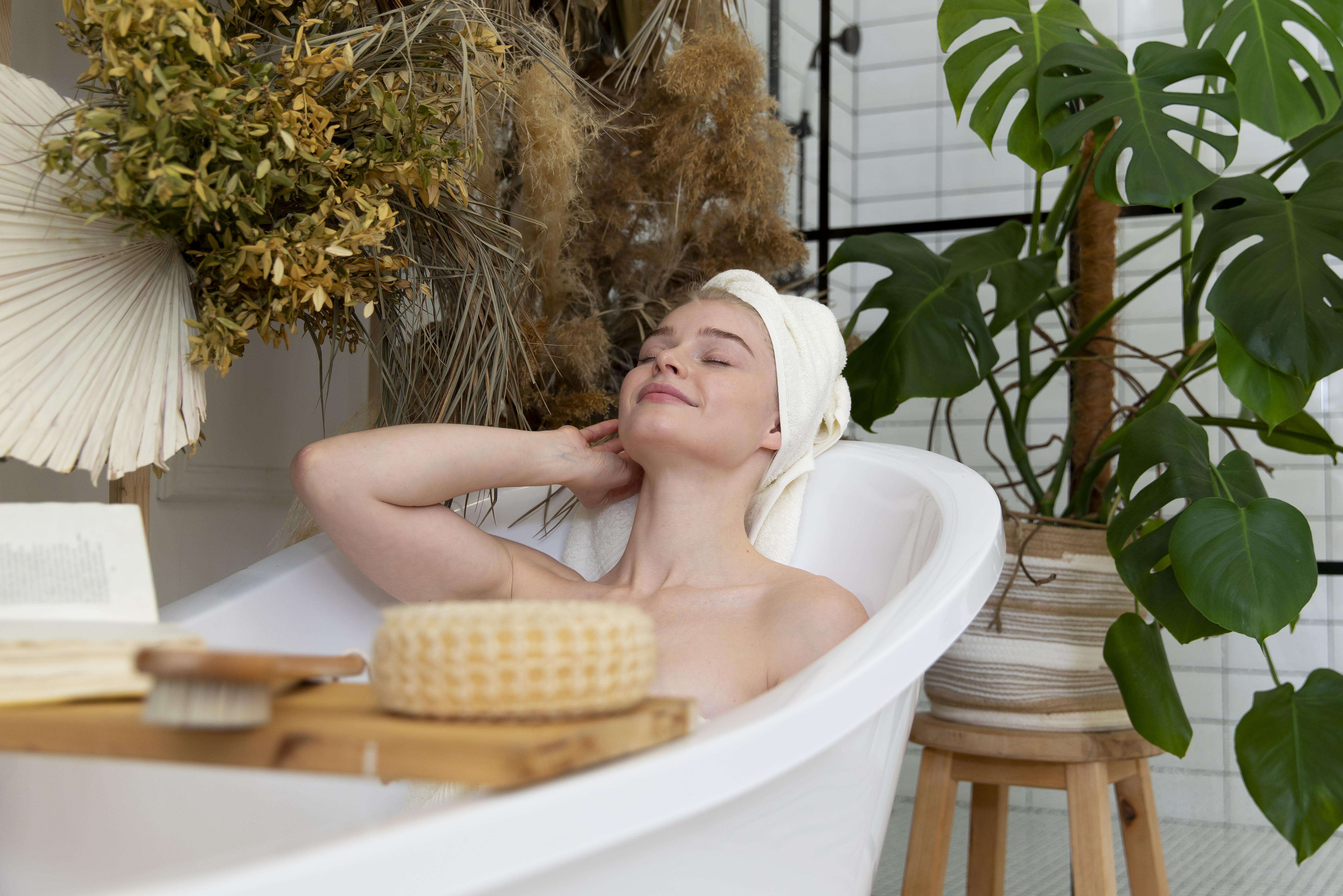 Imagem de um ambiente relaxante de spa caseiro, com produtos de cuidados com a pele e velas, representando tranquilidade e autocuidado.