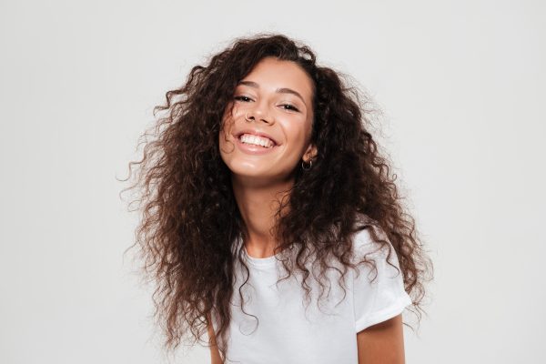 Descubra como transformar seus cachos com nosso guia completo de hidratação para cabelos cacheados. Aprenda sobre os melhores ingredientes, produtos e rotinas para um cabelo deslumbrante e saudável!