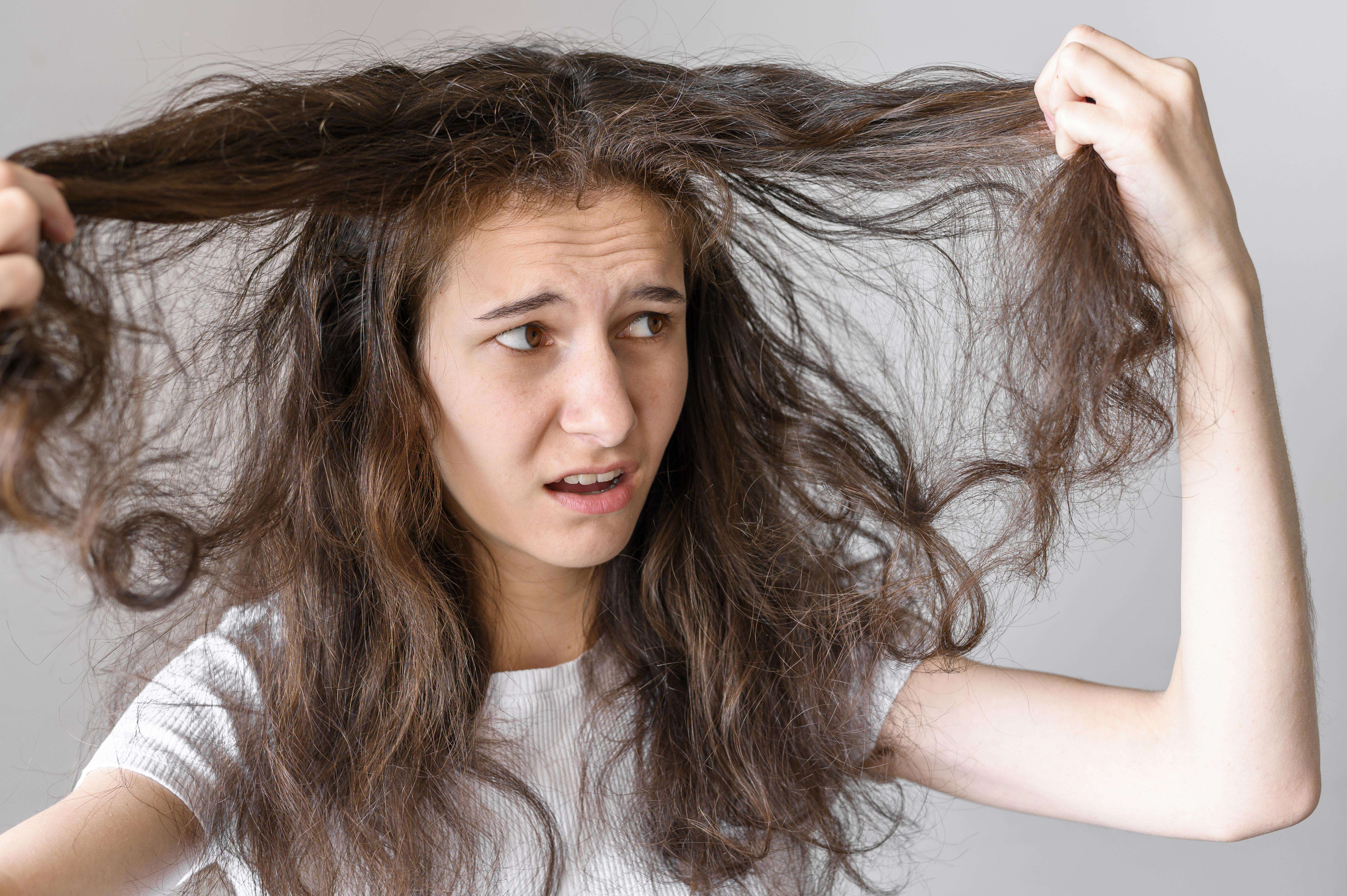 Navegue pela categoria Cabelo Poroso em Truques de Beleza e encontre uma riqueza de informações e dicas sobre como cuidar e tratar cabelos porosos. Desde identificar seu nível de porosidade até os melhores produtos e rotinas, essa categoria oferece tudo o que você precisa para transformar cabelos porosos em fios saudáveis, brilhantes e bem nutridos.