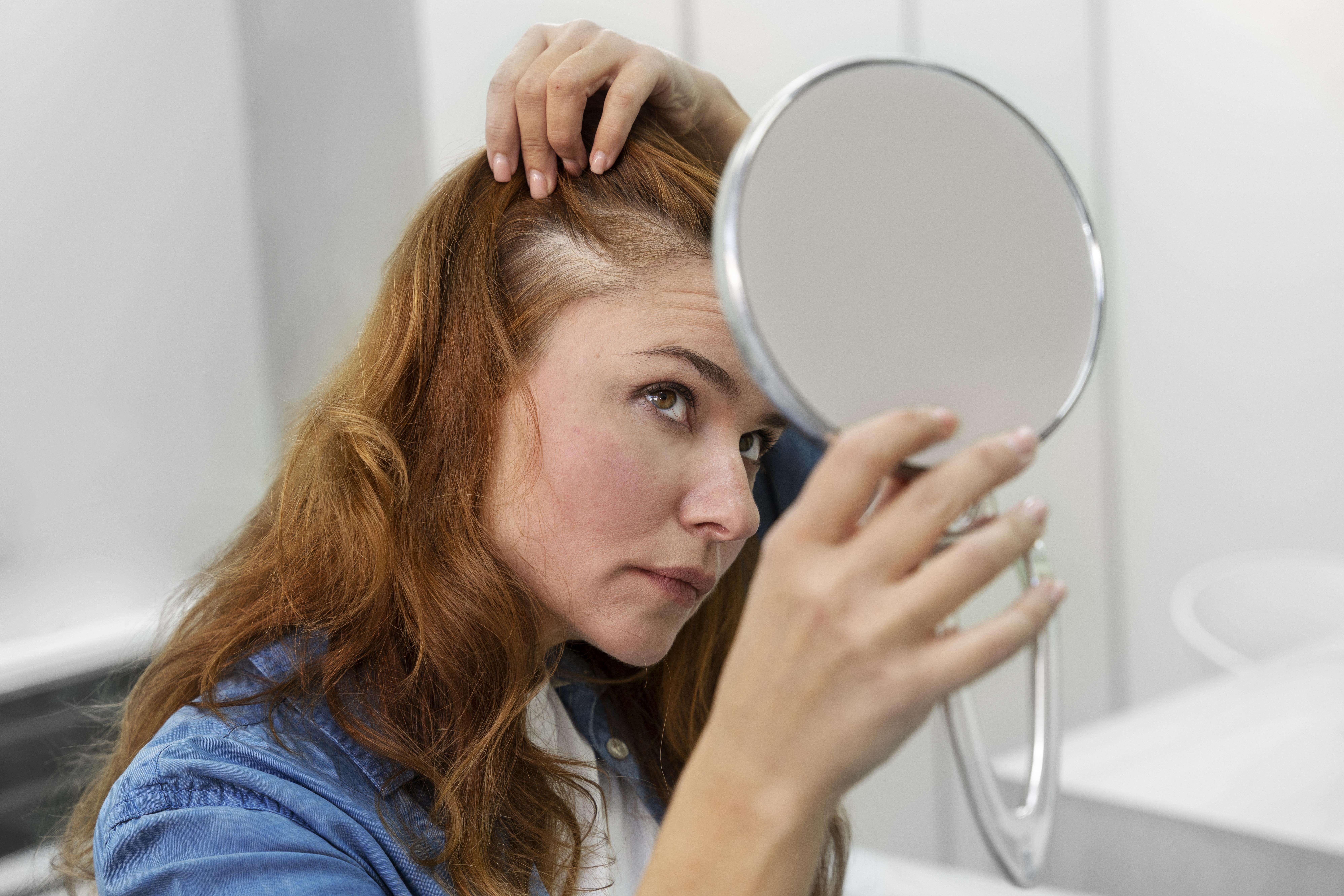 Descubra como os desequilíbrios hormonais podem afetar sua saúde capilar, causando problemas como queda e quebra de cabelo. Aprenda estratégias para gerenciar e prevenir essas questões.