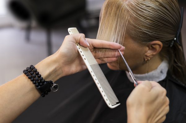 Fique por dentro dos cortes de cabelo feminino curto para 2024. Descubra estilos de Pixie a Bob e escolha o look perfeito para você!
