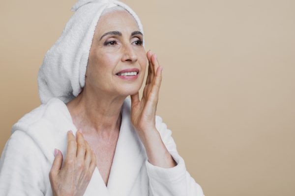 Imagem ilustrativa de uma rotina de skincare, simbolizando métodos naturais para a redução de rugas.