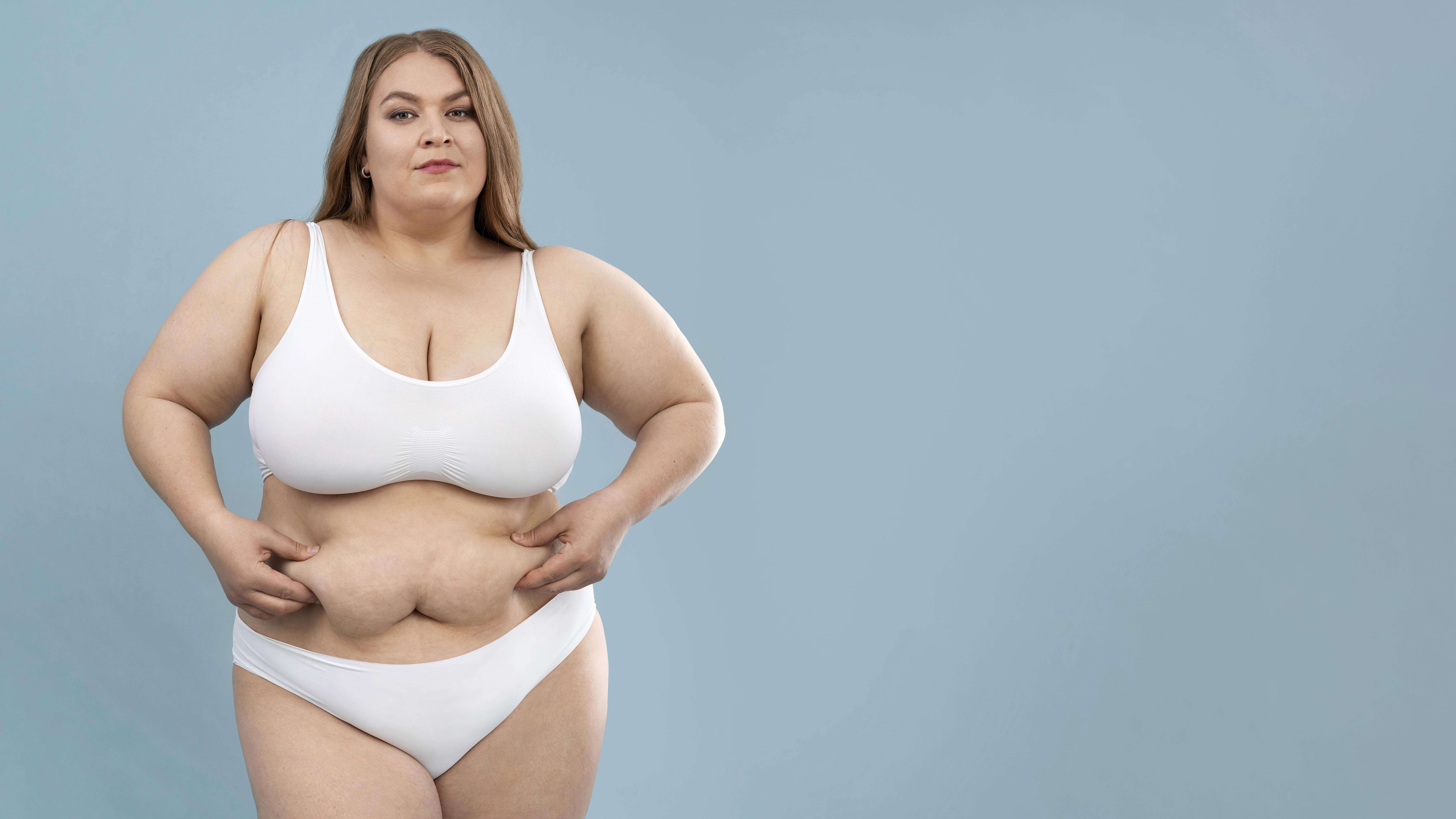 Este artigo detalhado oferece uma visão profunda sobre a fisiologia da obesidade, explorando as causas genéticas, hormonais e ambientais, bem como as implicações para a saúde e a beleza. Ele fornece estratégias abrangentes para gerenciar e superar a obesidade, promovendo um envelhecimento mais saudável e uma transformação positiva do bem-estar geral.