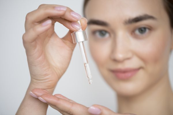 Explore os melhores sérums antiaging e descubra como essas fórmulas poderosas podem transformar sua pele, reduzindo rugas, restaurando a firmeza e promovendo uma aparência mais jovem.