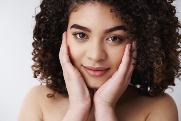 Antes e depois do dermaplaning, mostrando a pele visivelmente mais suave e luminosa.