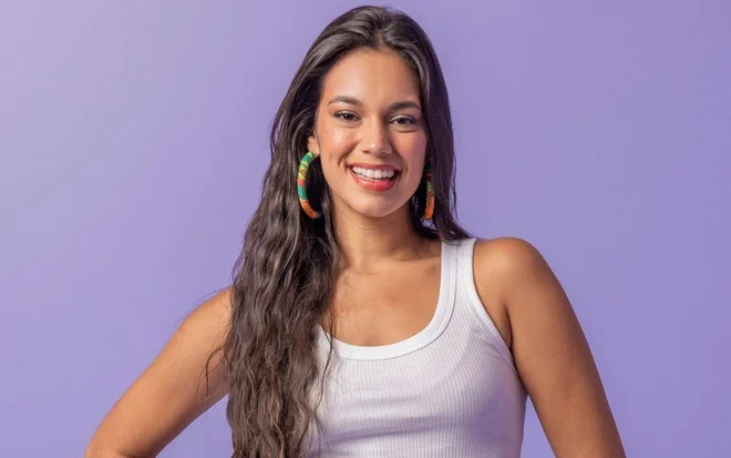 Alane Dias sorrindo, exibindo a simetria e beleza naturais que a tornam um destaque do BBB 2024, perfeita para inspirar cuidados de beleza.