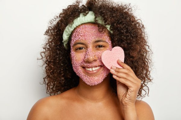 Conheça os benefícios do esfoliante para o rosto, um passo crucial para uma pele mais lisa, limpa e rejuvenescida. Veja nossas dicas para a esfoliação perfeita.