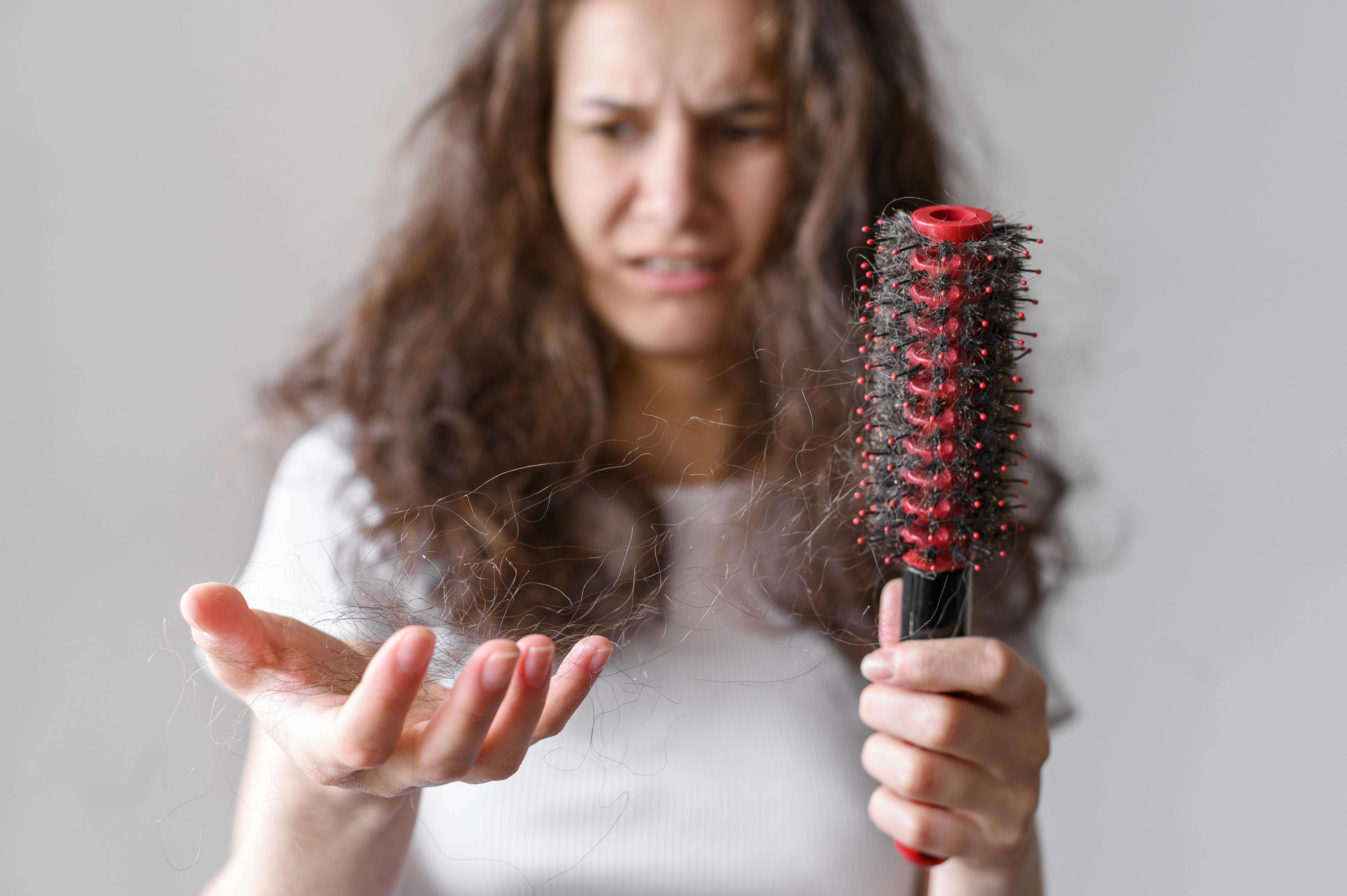 Imagem ilustrando métodos naturais para fortalecer o cabelo, incluindo massagem no couro cabeludo e uso de ingredientes naturais.