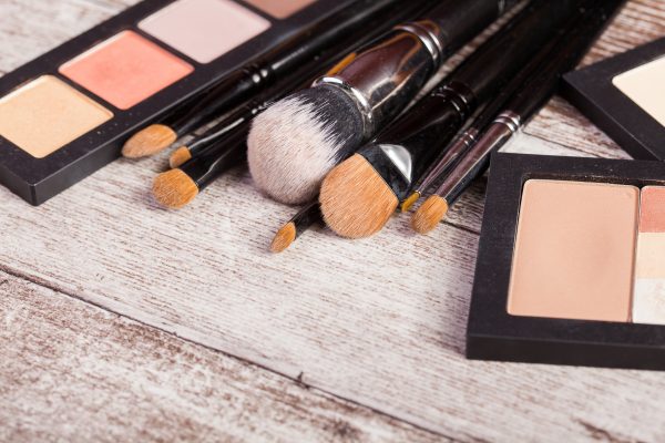 "Produtos de maquiagem alinhados em uma mesa, escolhidos especialmente para atender às necessidades da pele madura.