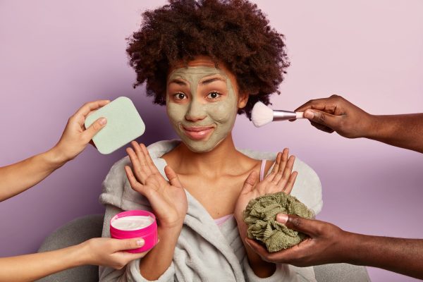 Variedade de produtos de beleza especialmente selecionados para cuidar e realçar a pele sensível, garantindo beleza e conforto.