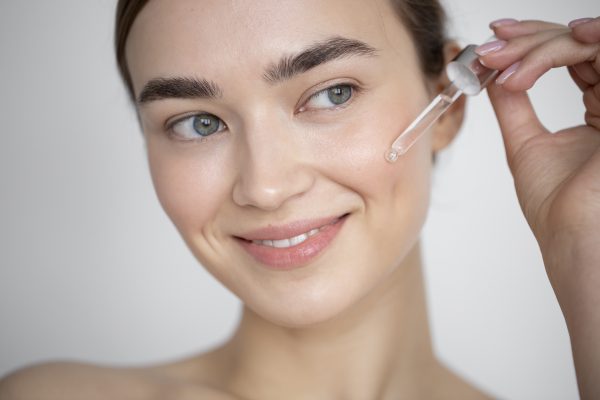 Conheça o retinol, um ingrediente revolucionário em skincare para combater o envelhecimento, melhorar a textura da pele e muito mais.
