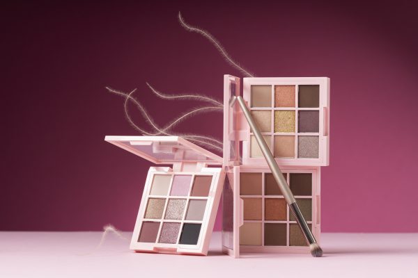 Variedade de paletas de maquiagem dispostas, representando uma gama de tons de pele, prontas para realçar a beleza natural de cada um.