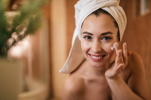 Explore os benefícios da combinação de resveratrol, retinol e ácido hialurônico para a pele, um trio poderoso para combater o envelhecimento e promover uma pele radiante.