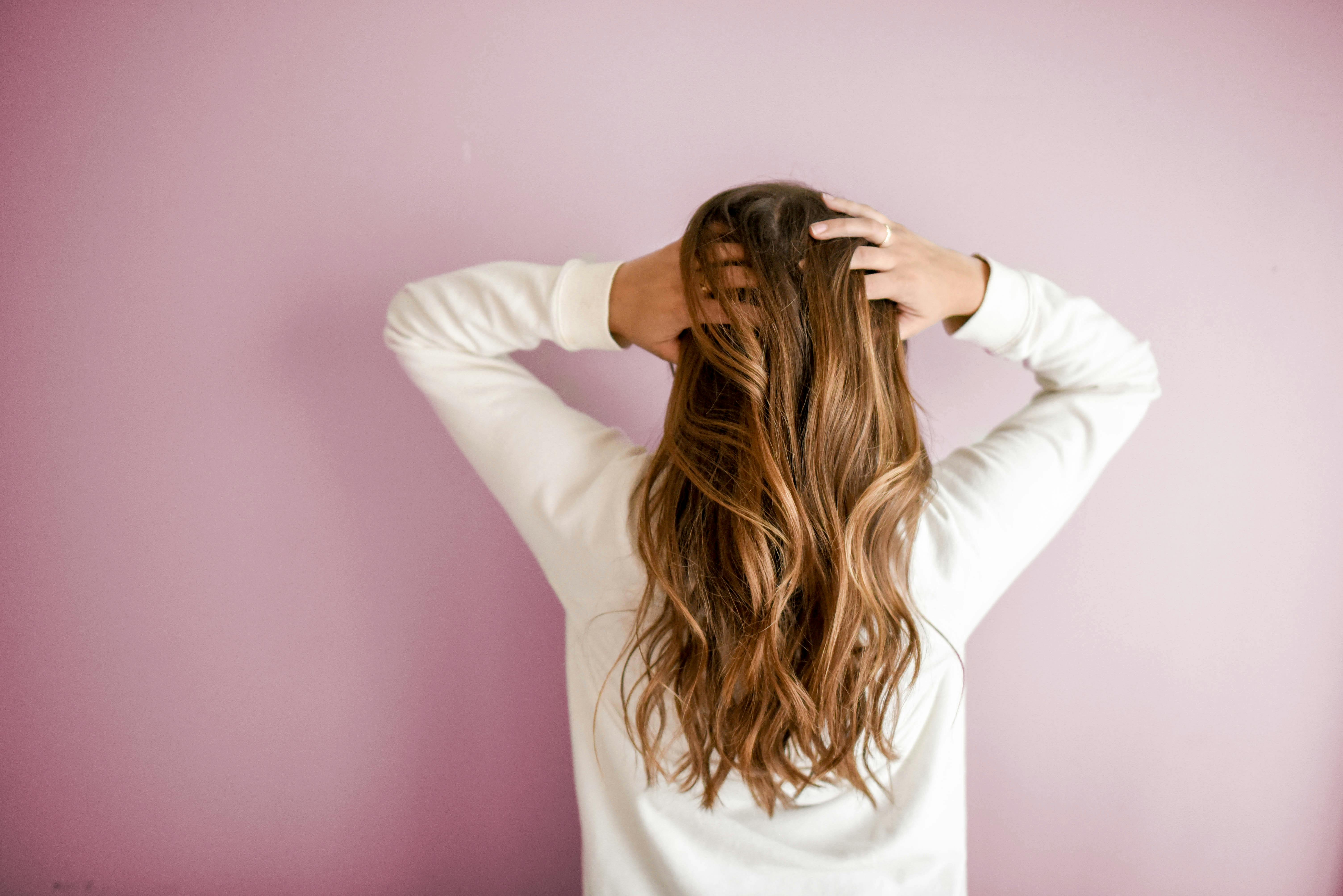 Entenda as causas médicas por trás da queda de cabelo e conheça opções de tratamento. Saiba mais sobre como preservar a saúde dos seus fios.