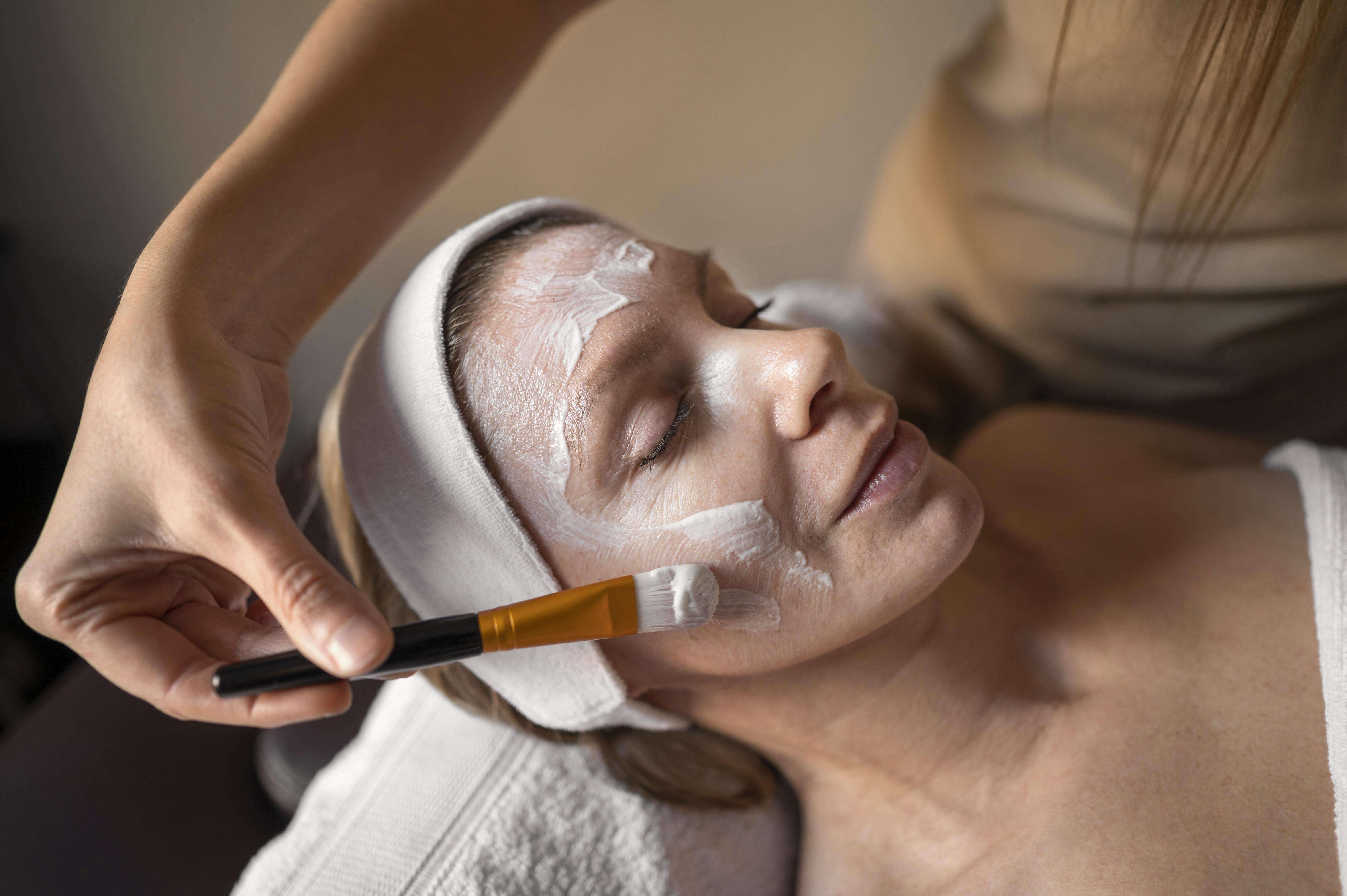 Conheça os efeitos e os cuidados do peeling de fenol, um procedimento estético poderoso para uma pele mais jovem e sem imperfeições.