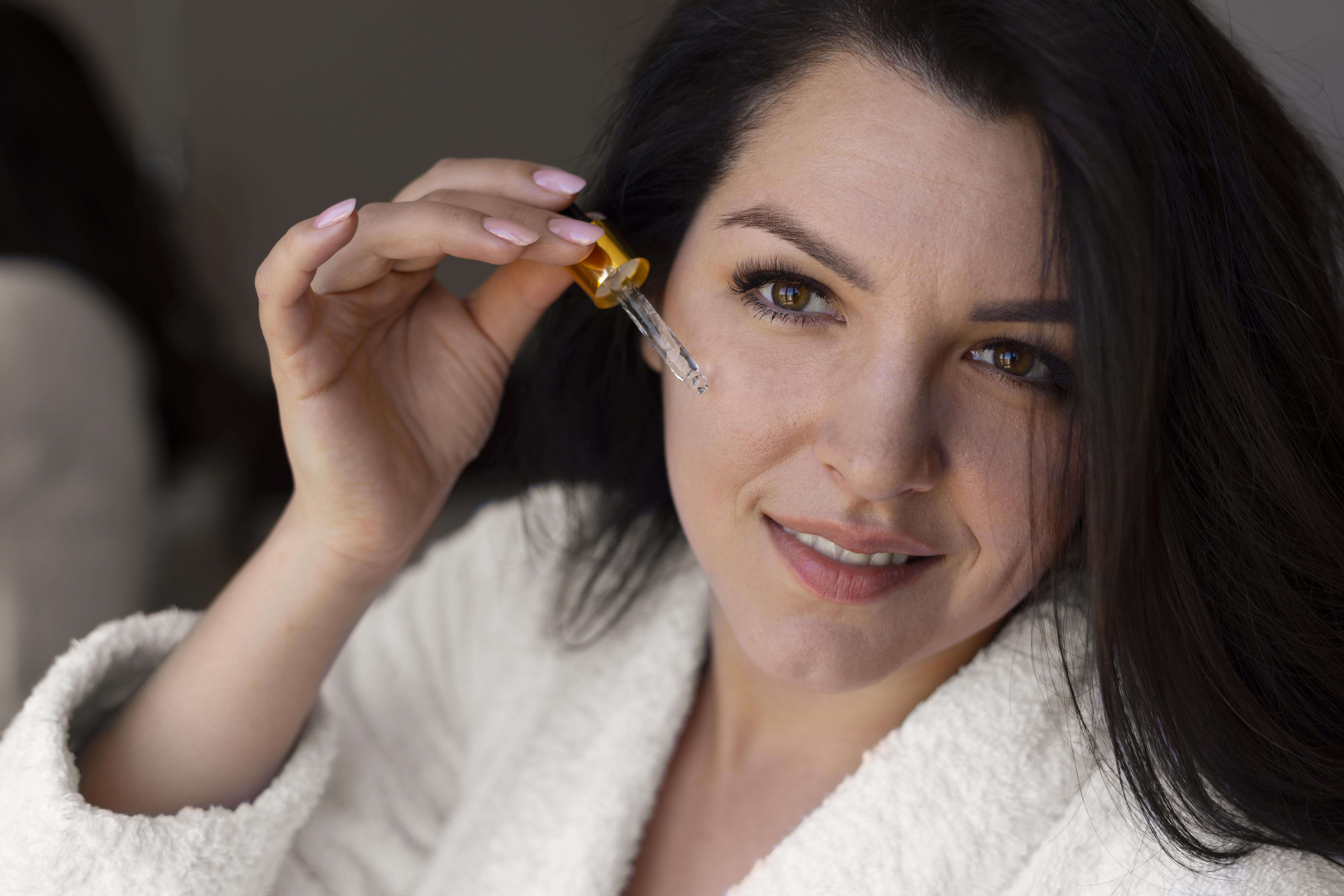 Explore o mundo do ácido mandélico e seus múltiplos benefícios para a pele, desde combater a acne até suavizar linhas finas, oferecendo uma solução gentil para cuidados com a pele.