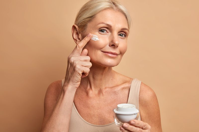 Descubra como a combinação de colágeno com resveratrol pode rejuvenescer e proteger sua pele, oferecendo uma solução anti-idade eficaz e natural.