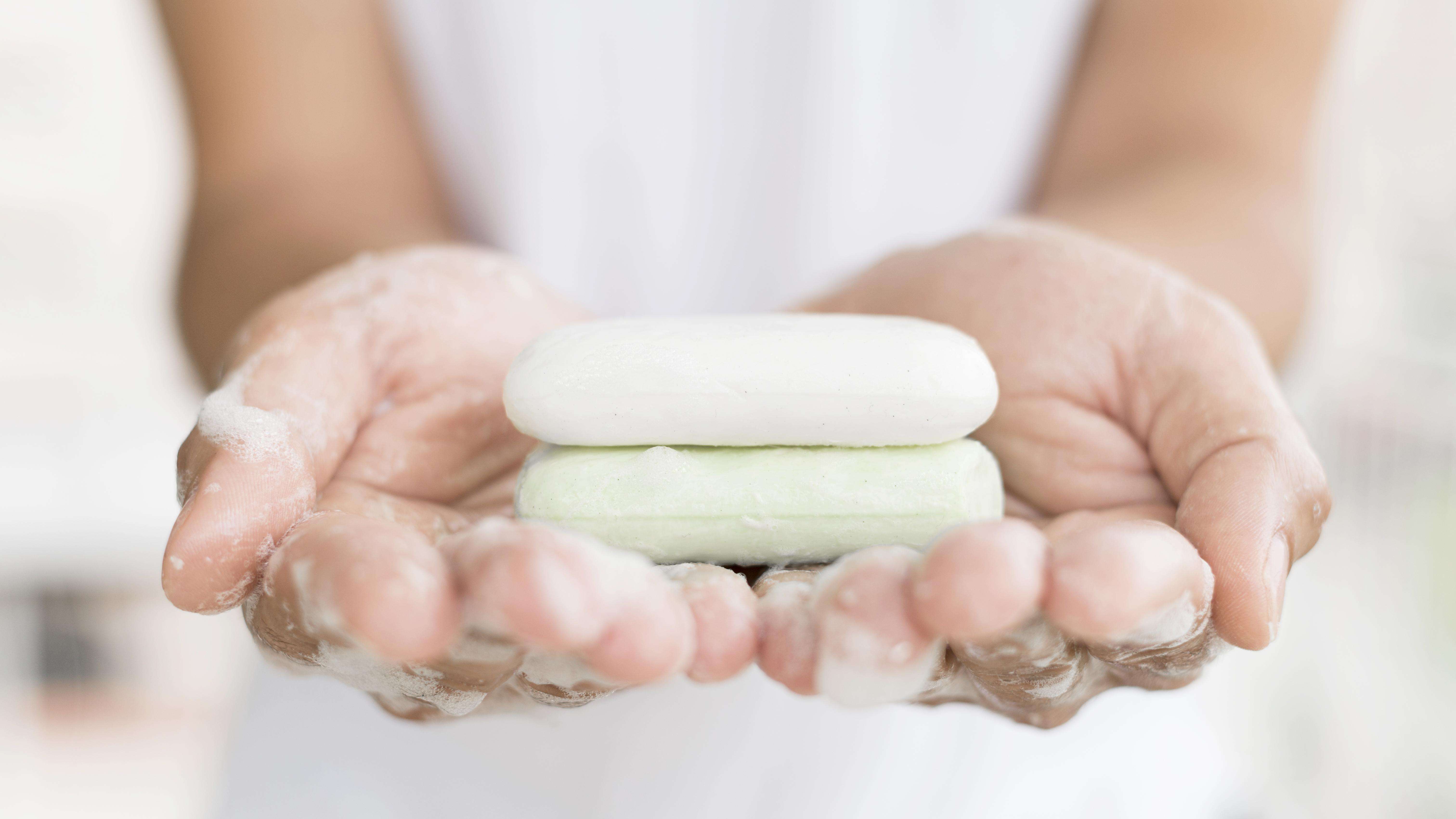 Aprenda a selecionar o sabonete ideal para combater acne e manchas, promovendo uma pele mais limpa, clara e saudável.