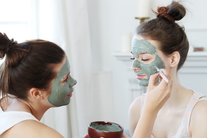 Descubra as melhores práticas para usar máscaras faciais no combate às espinhas, incluindo escolha de ingredientes e dicas de aplicação.