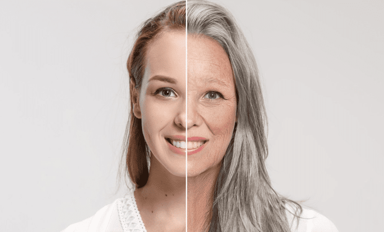 Imagem dividida mostrando o mesmo rosto com duas metades, à esquerda uma mulher jovem e à direita a mesma mulher aparecendo mais velha com cabelos grisalhos, representando o antes e depois do uso de metilfolato para cuidados da pele.