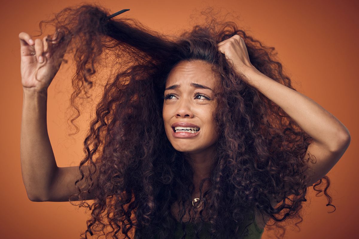 Alisamento térmico pode transformar seus cachos sem querer! Descubra como prevenir e tratar os danos causados pelo calor em seu cabelo.