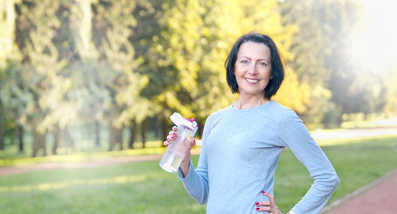 Quer ficar magra na menopausa? Confira nossas dicas sobre como manter um peso saudável com alimentação adequada, exercício e gestão de estresse.