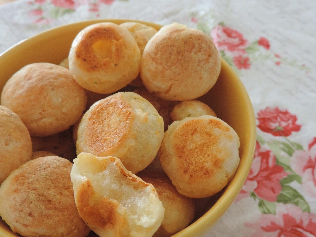 Aprenda a fazer pão de queijo vegano com nossa receita fácil. Surpreenda-se com o sabor deste clássico brasileiro adaptado para uma versão totalmente vegana!