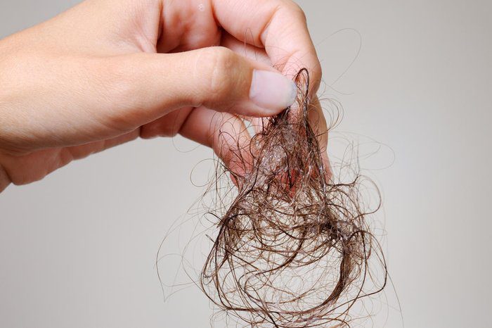 Saiba como lidar com a queda de cabelo pós-parto através de dicas de nutrição, cuidados com o cabelo e técnicas de gerenciamento de estresse para promover a recuperação capilar.