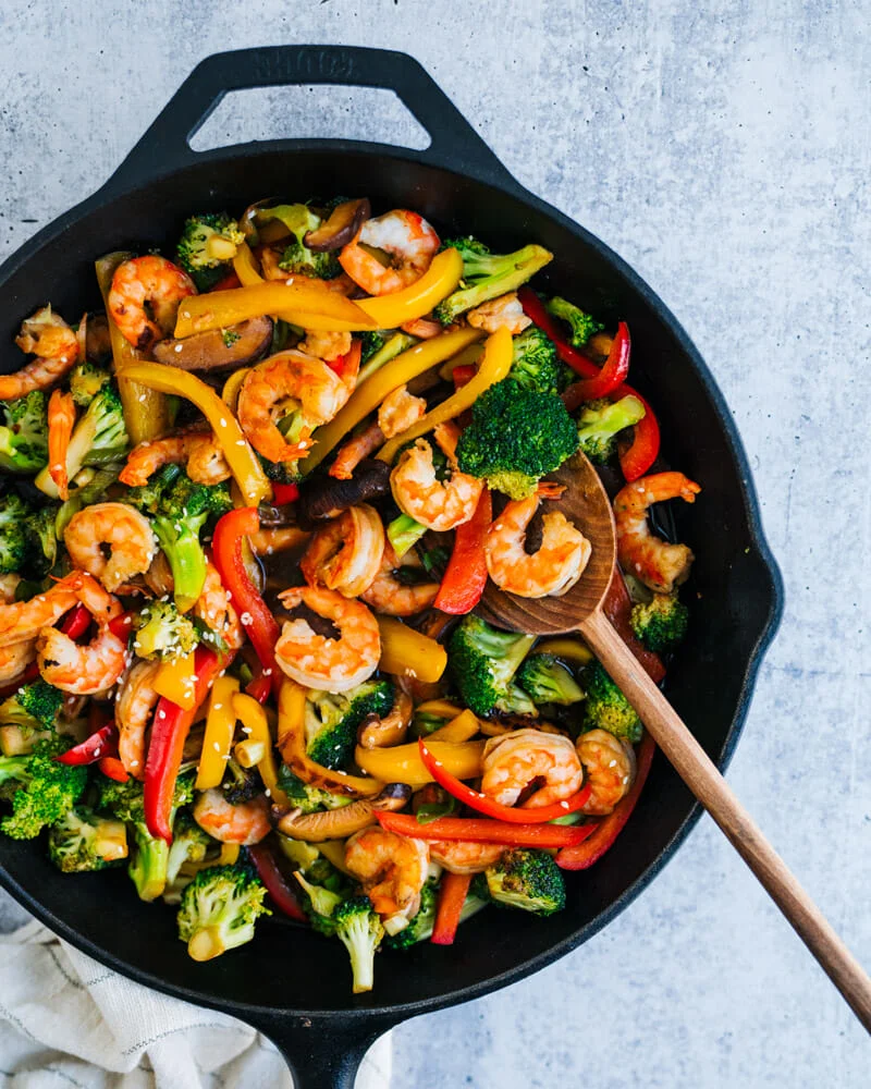 Descubra como preparar um delicioso stir fry de camarão com vegetais coloridos e um molho saboroso, perfeito para um jantar rápido e nutritivo.