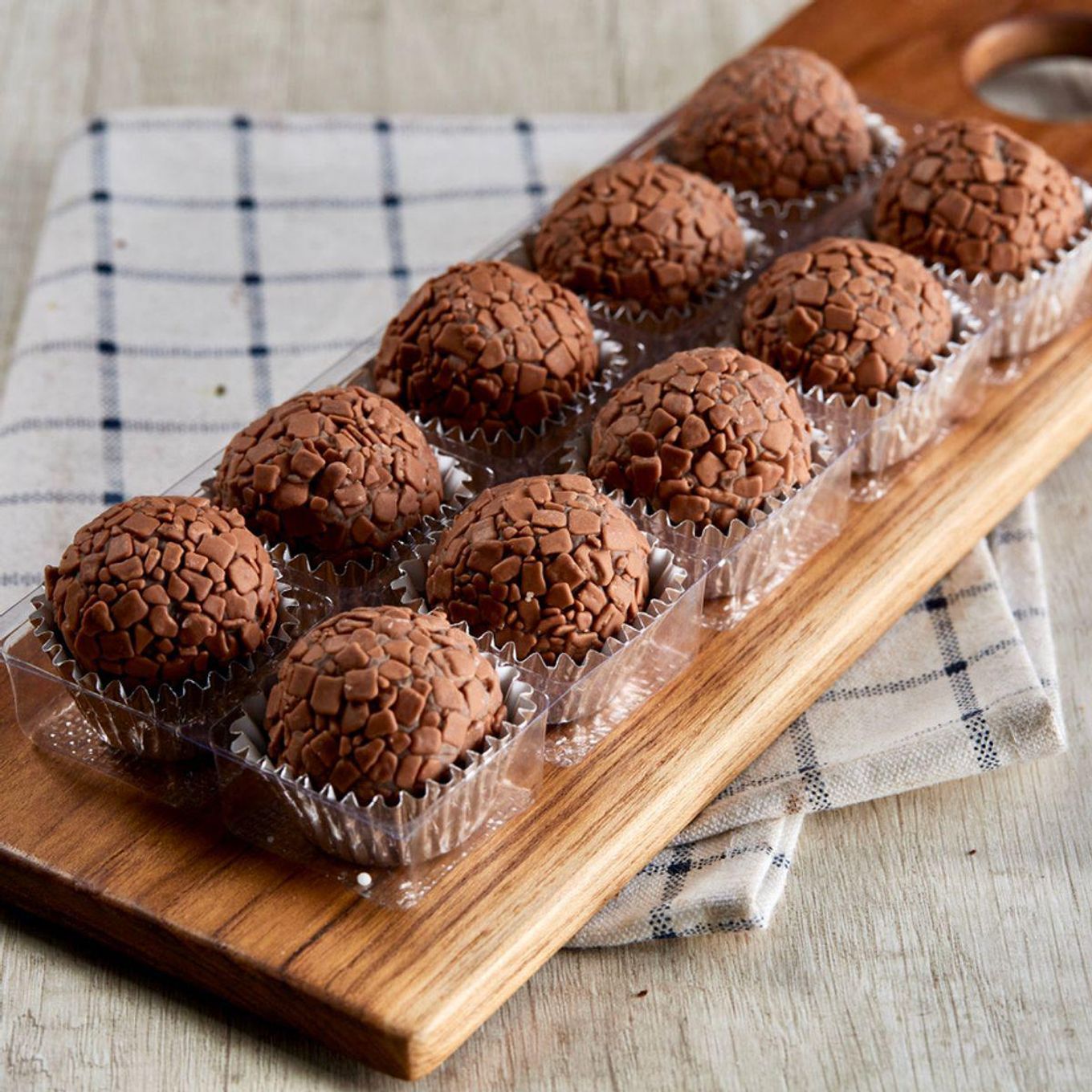 Brigadeiro Vegano: O brigadeiro é um doce clássico brasileiro, amado por todos. Agora, você pode saborear essa delícia vegana.