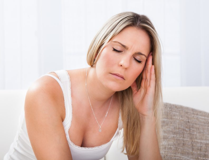 Explore métodos eficazes de bloqueio de hormônios andrógenos femininos, incluindo opções medicamentosas e naturais, para combater desequilíbrios hormonais em mulheres.