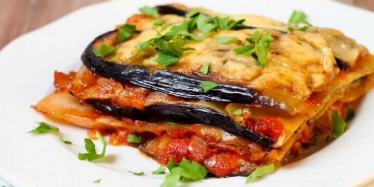 A lasanha vegana de legumes é uma alternativa nutritiva e saborosa. Em vez de usar massa, use fatias de vegetais como abobrinha, berinjela e abóbora.
