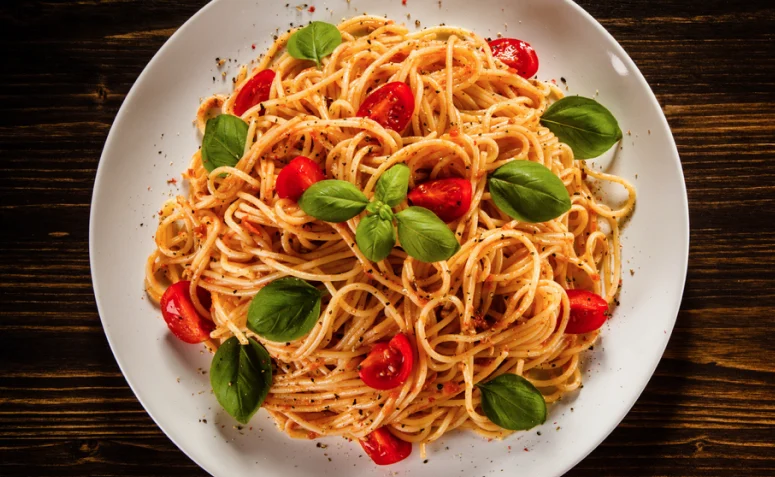 Macarrão Vegano: Preparar macarrão vegano com massa caseira é uma excelente maneira de desfrutar de uma refeição deliciosa e nutritiva.