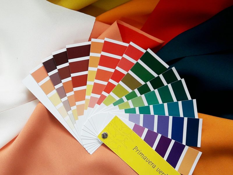 Cartela de Cores Pessoal: Explore a cartela de cores pessoal e entenda como escolher o tom certo pode realçar sua beleza natural.