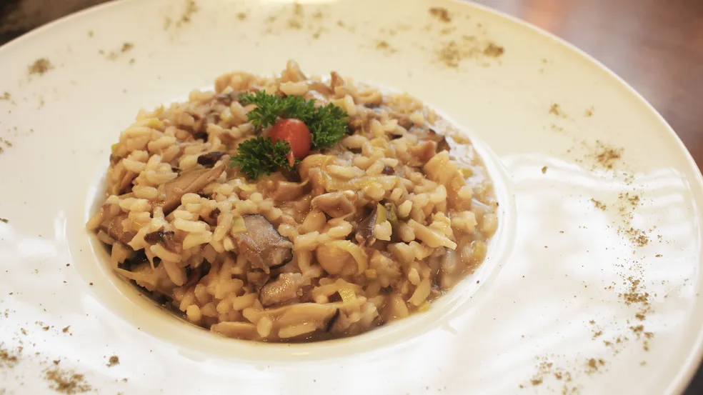 O risoto vegano de cogumelos shimeji é uma refeição reconfortante e cheia de sabor. A cremosidade do risoto combinada com a textura dos cogumelos cria um prato delicioso.