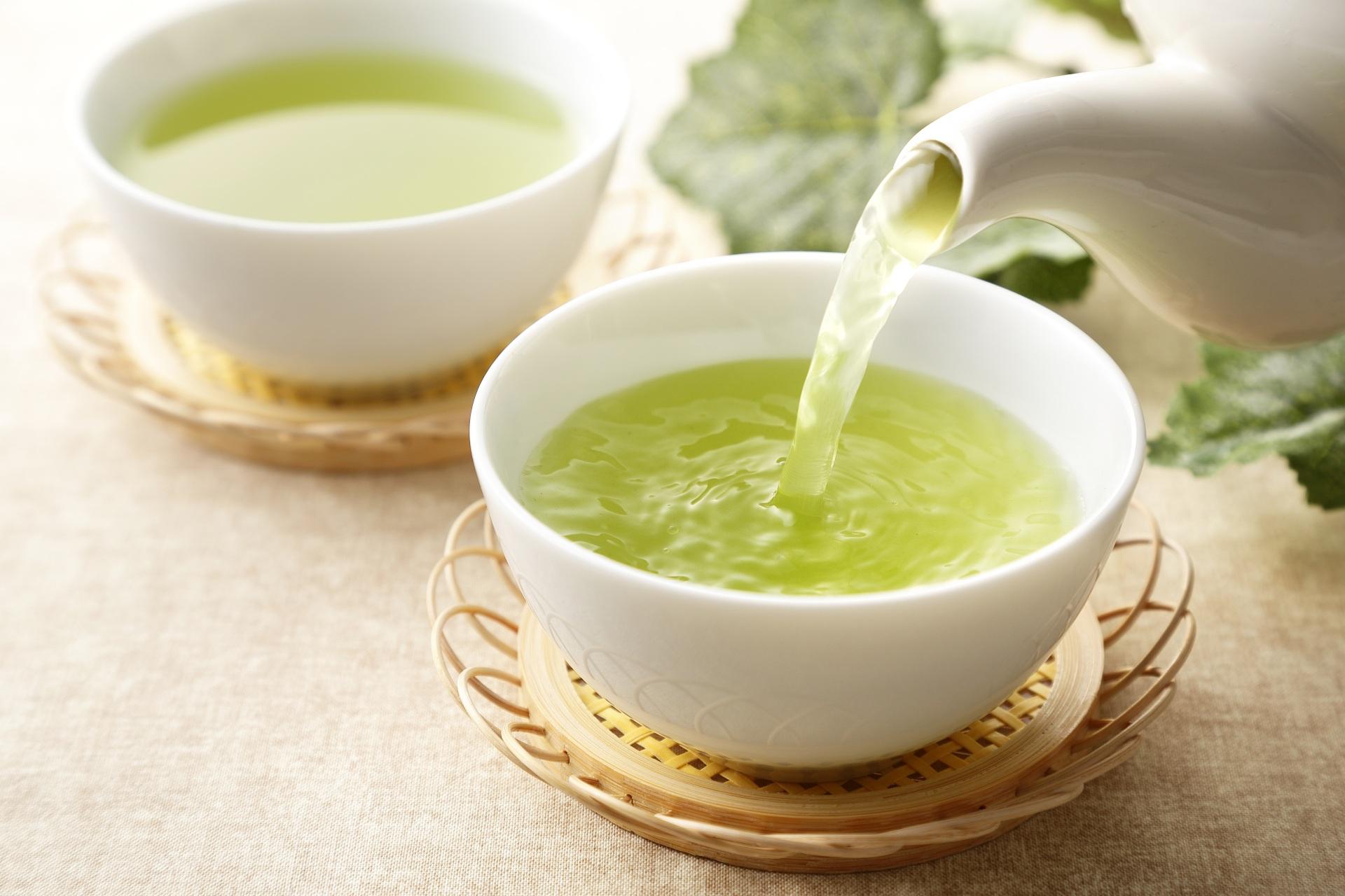 Chá Verde Ajuda a Emagrecer? O chá verde, uma bebida feita a partir das folhas não oxidadas da planta Camellia sinensis, é amplamente apreciado por seus inúmeros benefícios à saúde.