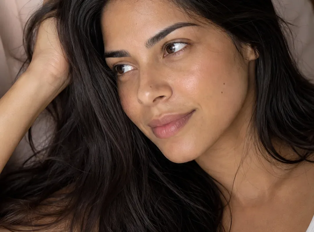 Como dormir sem acordar com o cabelo oleoso? O que muda à noite