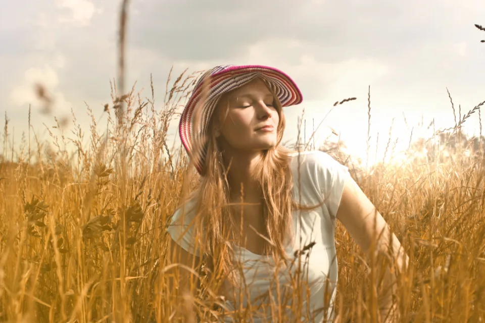 Maquiagem e cabelo que resistem ao calor: truques para a beleza durar no verão tropical