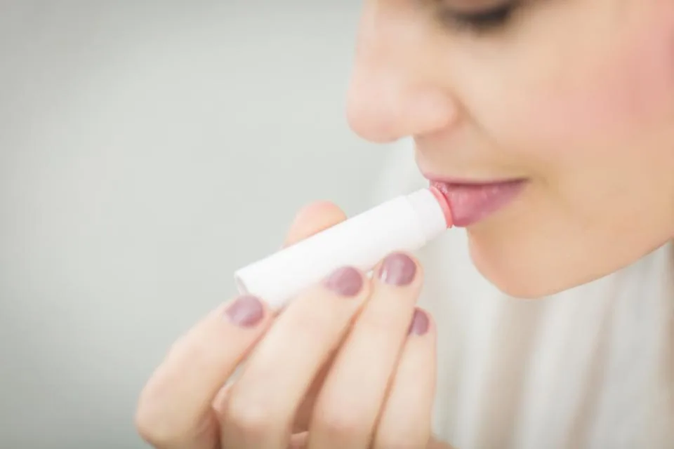 Rare Beauty lança óleo labial em bastão: como funciona o Soft Pinch Lip Oil Stick